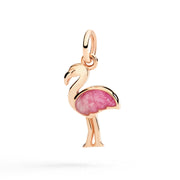 Ciondolo fenicottero in oro rosa 9K con smalto perlato rosa, dettaglio della brillantezza e forma elegante.